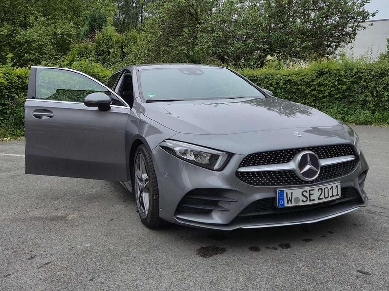 Grau Gebraucht 2020 Mercedes A200 AMG line Limousine | 24.500 € (Fairer Preis) - Bild 1/4