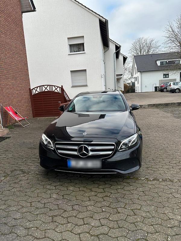 Schwarz Gebraucht 2018 Mercedes E220 Avantgarde Limousine | 24.000 € (Fairer Preis) - Bild 1/4
