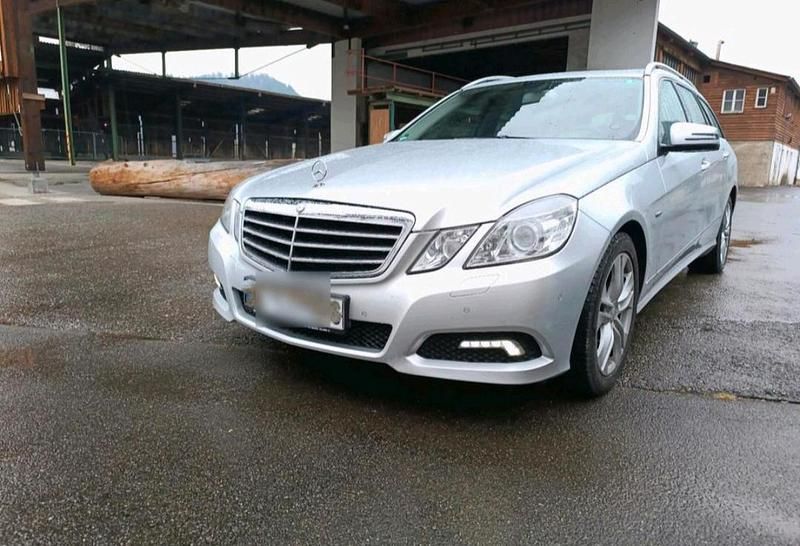 Silber Gebraucht 2011 Mercedes E200 Avantgarde Kombi | 9.500 € (Fairer Preis) - Bild 1/4