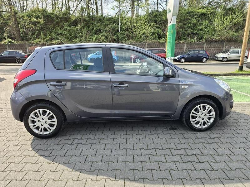 Gebraucht Hyundai i20 Edition 90 PS (66 kW) 2012 Grau Kleinwagen