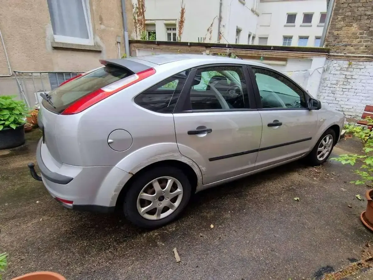Gebraucht Ford Focus Ghia 101 PS (74 kW) 2006 Silber Limousine