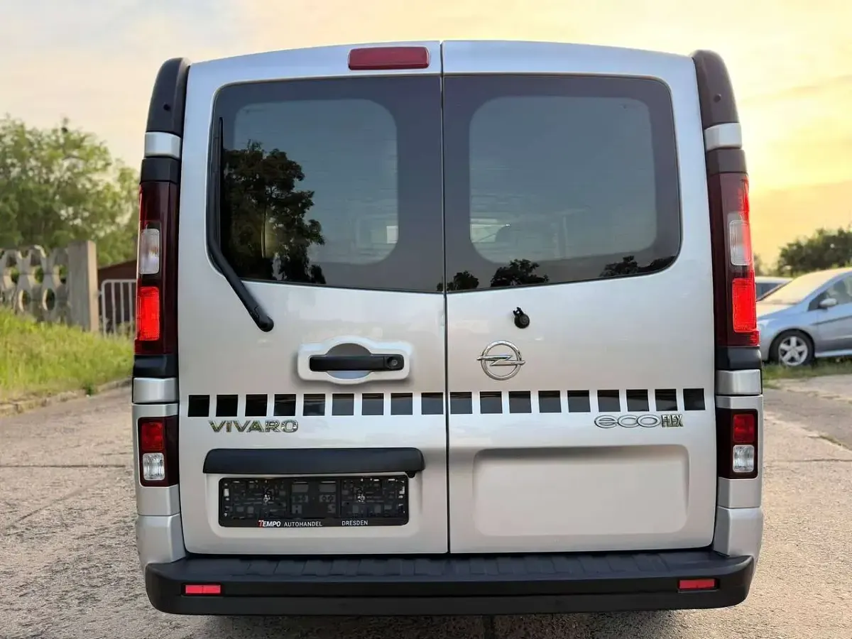 Gebraucht Opel Vivaro 120 PS (88 kW) 2014 Aluminium silber/grey(m2) Van / Kleinbus