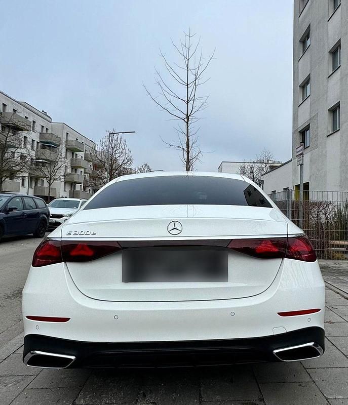 Gebraucht Mercedes E300 313 PS (230 kW) 2024 Weiß Limousine