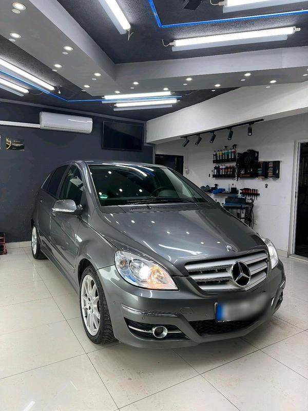 Grau Gebraucht 2010 Mercedes 200 Limousine | 4.600 € (Fairer Preis) - Bild 1/4