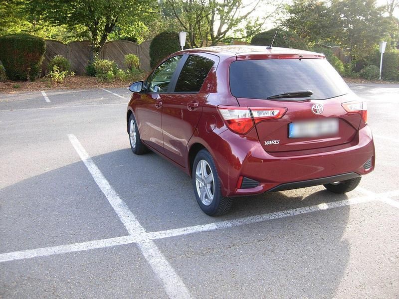 Gebraucht Toyota Yaris Comfort 69 PS (50 kW) 2017 Rot Kleinwagen