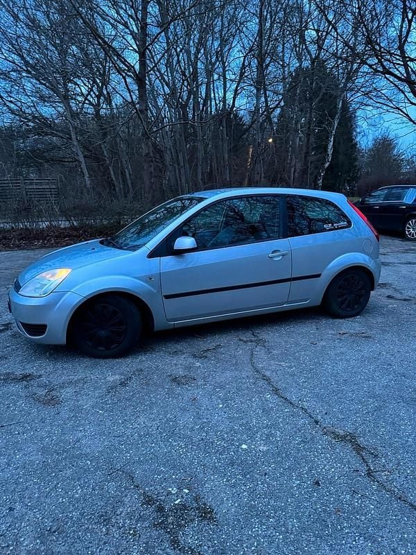 Gebraucht Ford Fiesta 70 PS (51 kW) 2005 Grau Kleinwagen