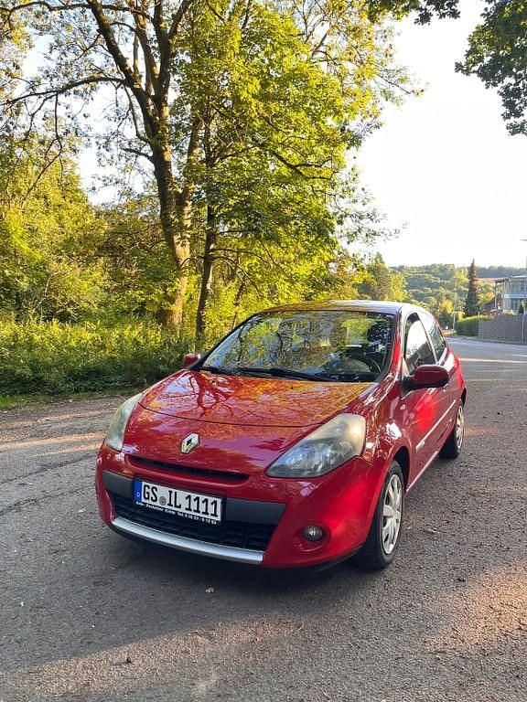 Gebraucht Renault Clio IV 75 PS (55 kW) 2012 Rot Limousine