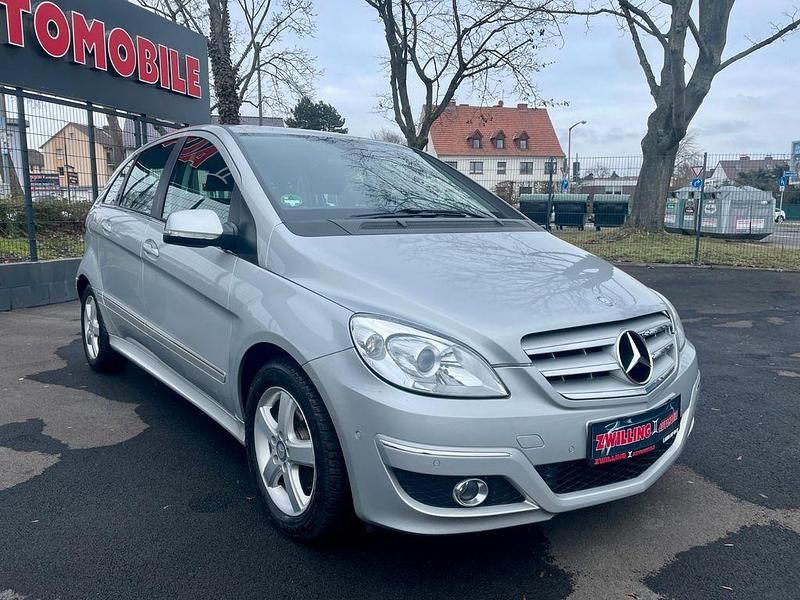 Gebraucht Mercedes B180 109 PS (80 kW) 2011 Silber Van / Kleinbus