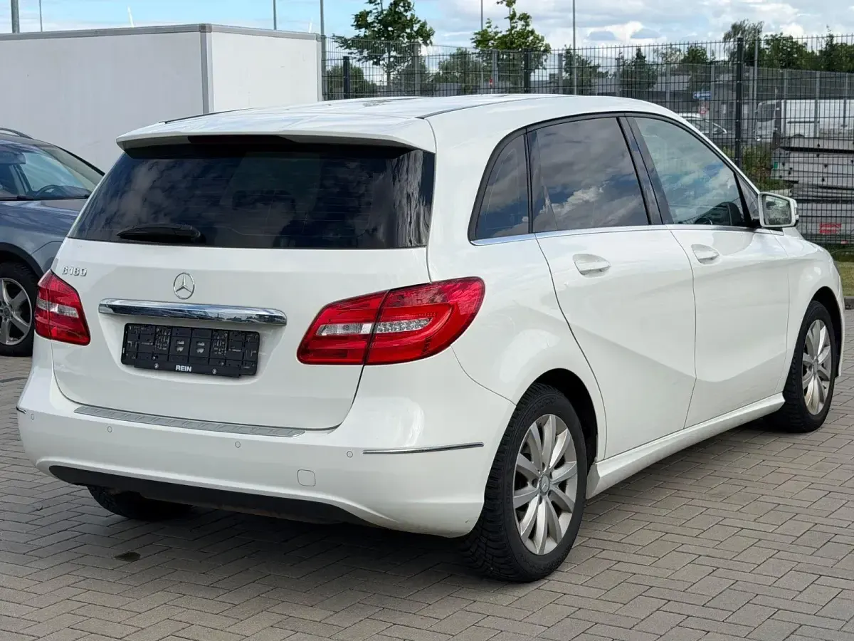 Gebraucht Mercedes B180 122 PS (89 kW) 2013 Weiß Kleinwagen