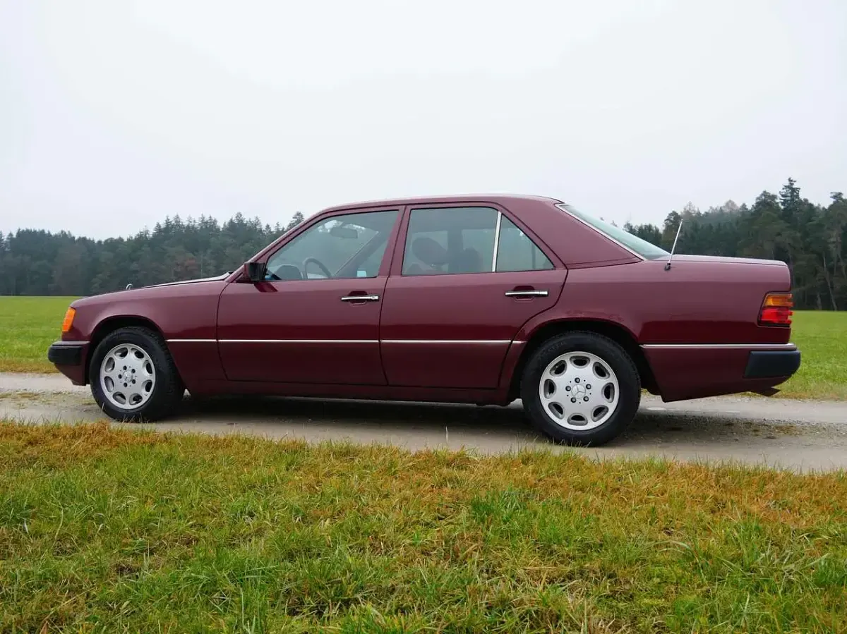 Gebraucht Mercedes E230 132 PS (97 kW) 1991 Rot Limousine