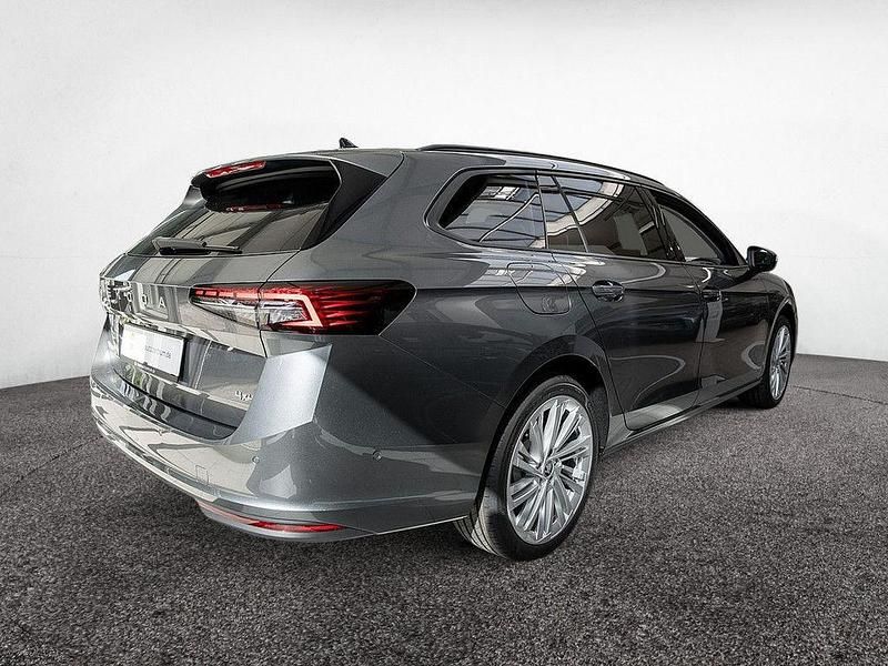 Neu Skoda Superb Selection 193 PS (141 kW) 2025 Grau Kombi