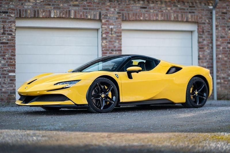 Gebraucht Ferrari SF90 999 PS (734 kW) 2024 Gelb Cabrio