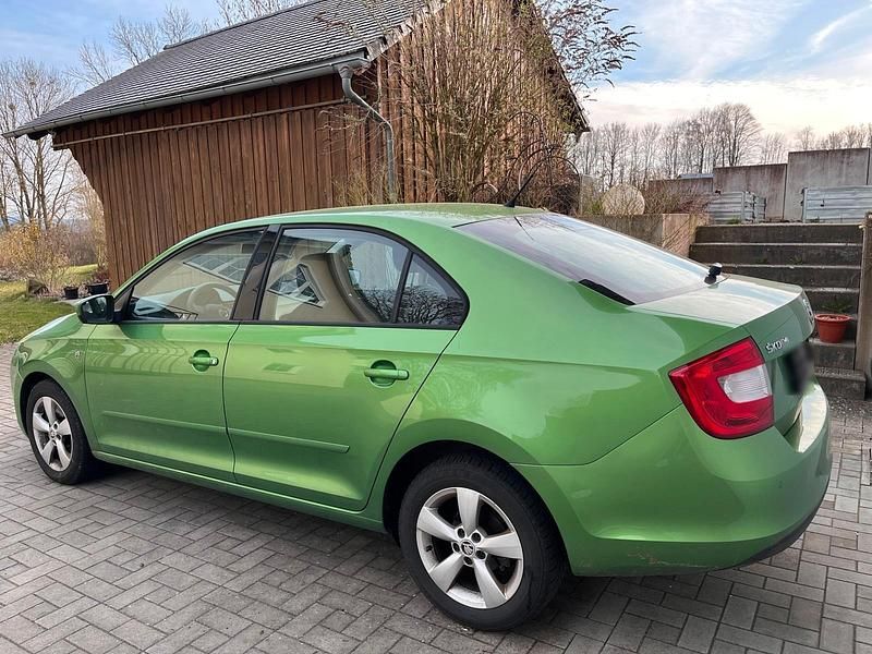 Gebraucht Skoda Rapid Ambition 105 PS (77 kW) 2013 Grün Kleinwagen