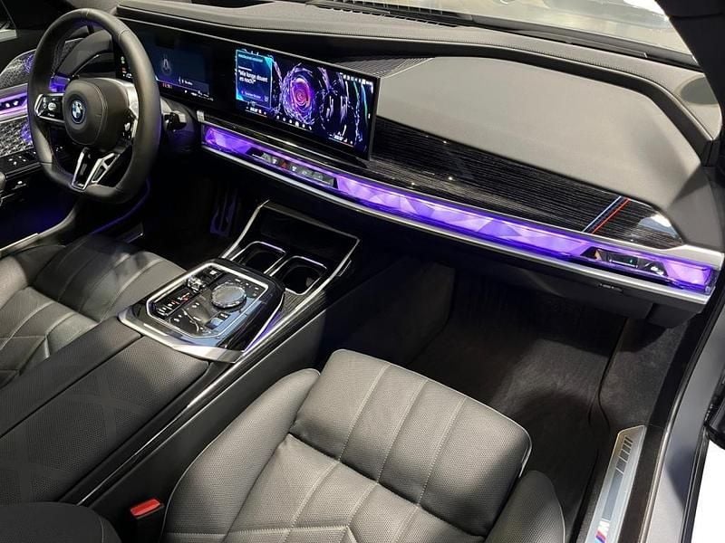 Gebraucht BMW M760e Sport Line 381 PS (280 kW) 2025 Grau Limousine