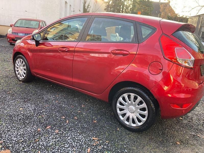 Gebraucht Ford Fiesta Trend 75 PS (55 kW) 2016 Rot Limousine