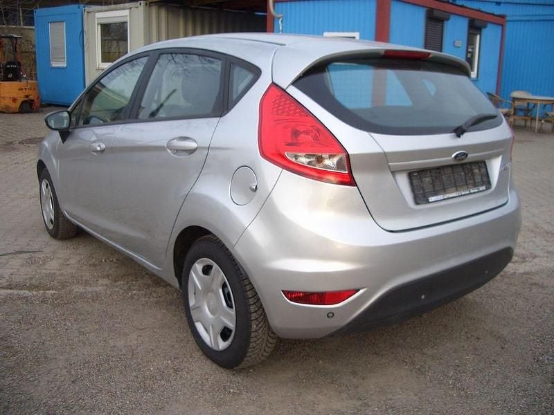 Gebraucht Ford Fiesta Trend 82 PS (60 kW) 2012 Silber Kleinwagen