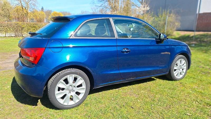Gebraucht Audi A1 Ambition 122 PS (89 kW) 2014 Blau Kleinwagen