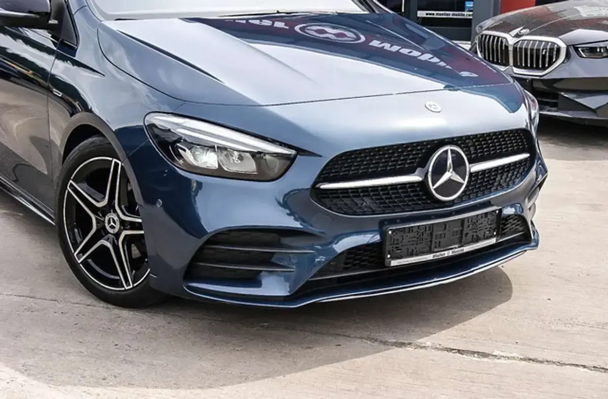 Gebraucht Mercedes B180 AMG line 136 PS (100 kW) 2021 Denimblau metallic Kleinwagen
