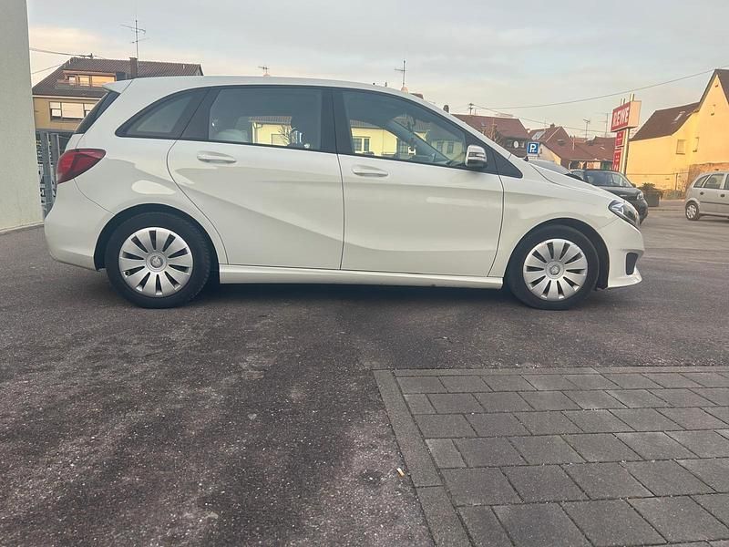Gebraucht Mercedes B200 136 PS (100 kW) 2017 Weiß Van / Kleinbus