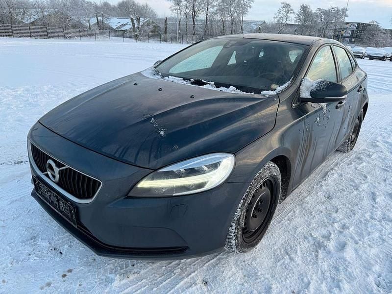 Blau Gebraucht 2017 Volvo V40 Momentum Limousine | 8.900 € (Guter Preis) - Bild 1/4