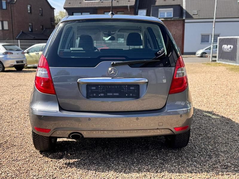 Gebraucht Mercedes A160 Elegance 95 PS (69 kW) 2011 Grau Limousine