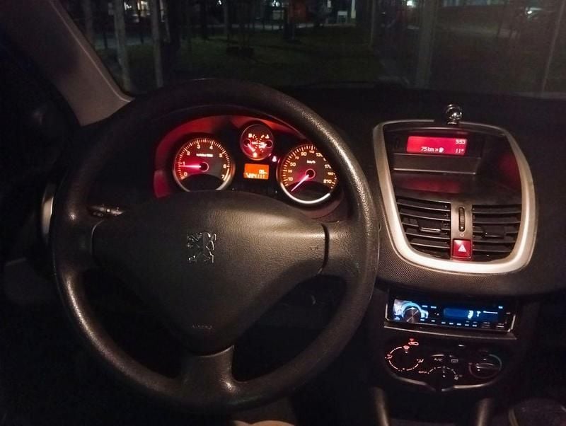 Gebraucht Peugeot 206+ 75 PS (55 kW) 2010 Weiß Kleinwagen