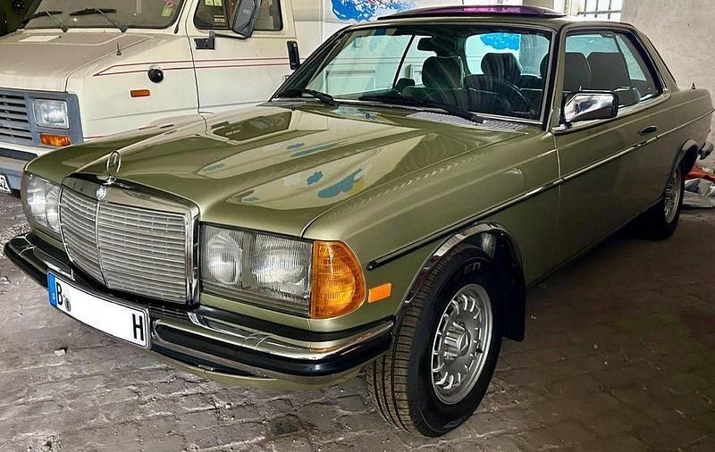 Grün Gebraucht 1983 Mercedes 230 Coupé | 18.500 € - Bild 1/4