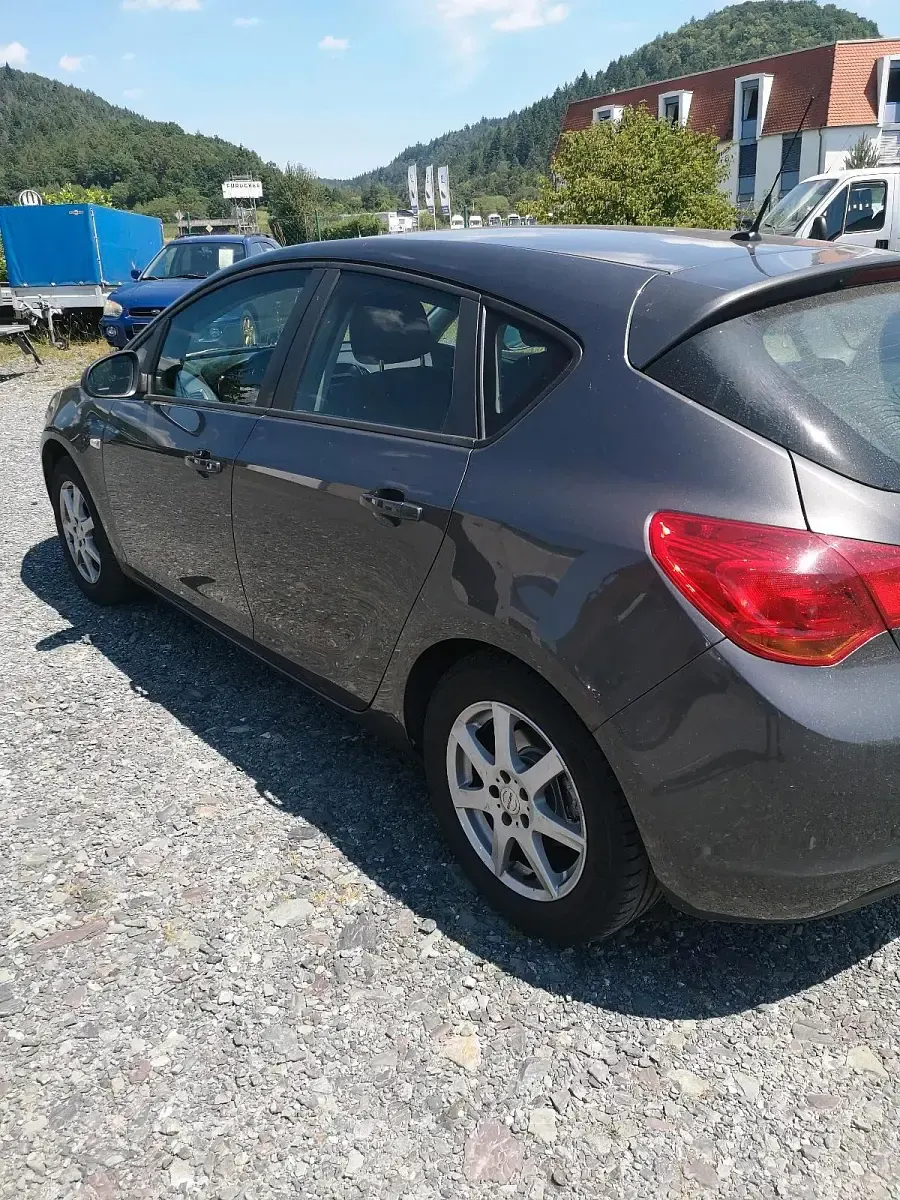 Gebraucht Opel Astra 116 PS (85 kW) 2011 Grau Limousine