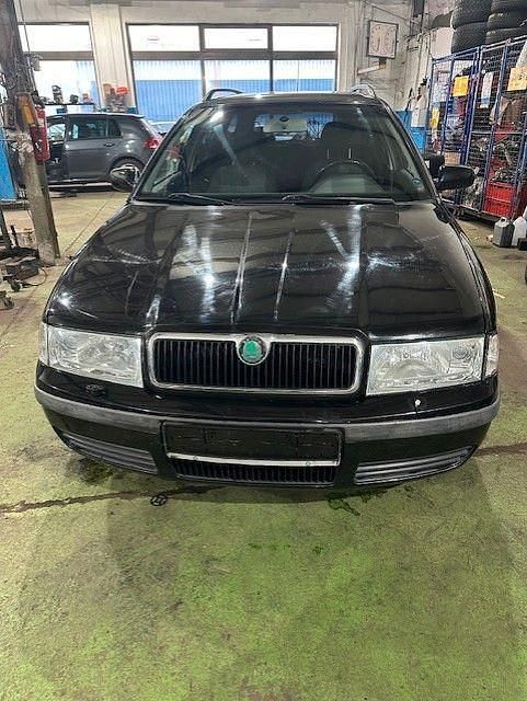 Schwarz Gebraucht 2002 Skoda Octavia Kombi | 1.490 € (Fairer Preis) - Bild 1/4