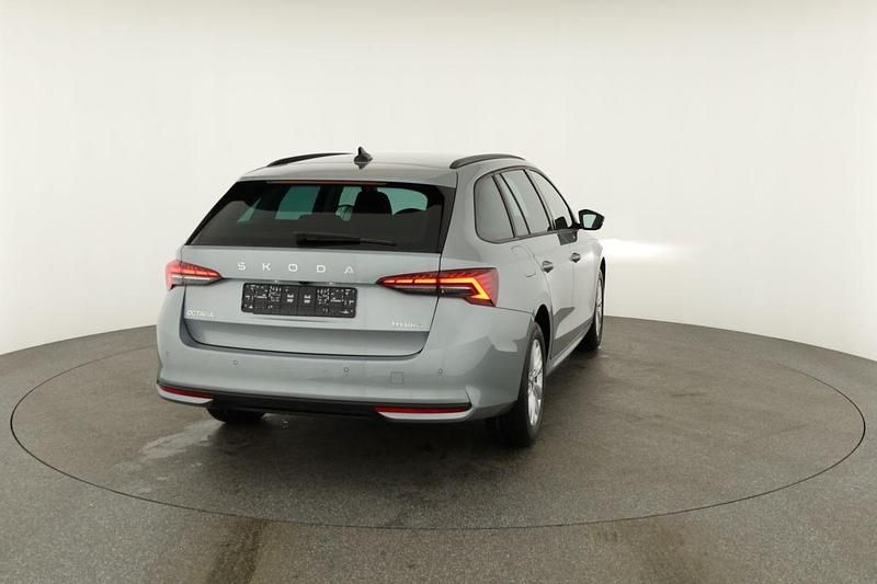 Neu Skoda Octavia Selection 2026 Smokey diamond silber metallic Kombi