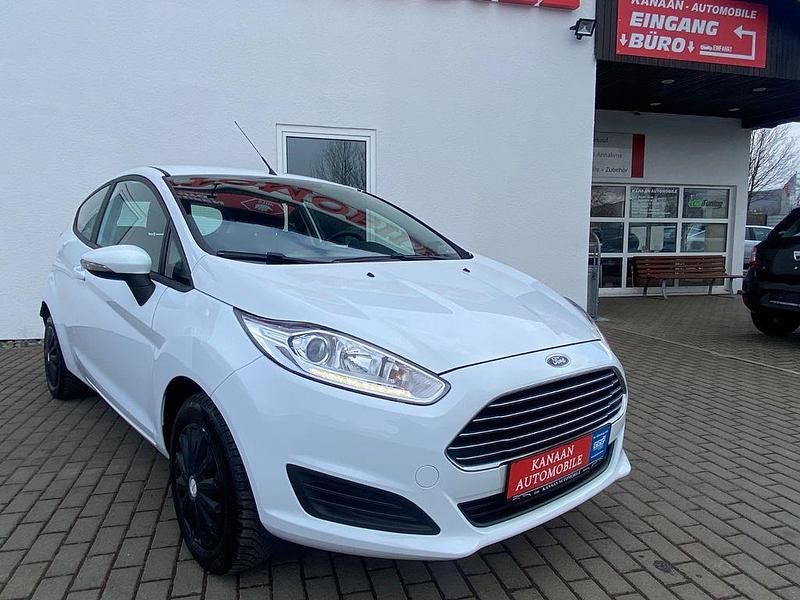 Gebraucht Ford Fiesta Trend 60 PS (44 kW) 2015 Weiß Kleinwagen