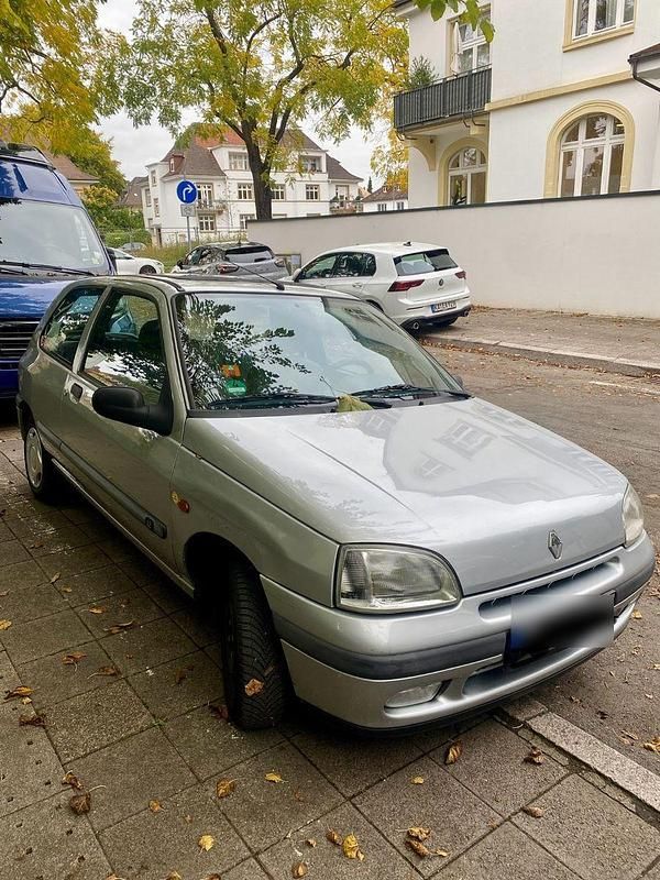 Silber Gebraucht 1997 Renault Clio Campus Limousine | 1.799 € - Bild 1/4