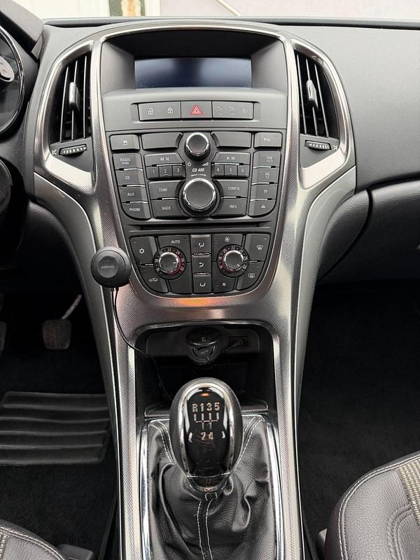 Gebraucht Opel Astra Edition 101 PS (74 kW) 2011 Silber Limousine