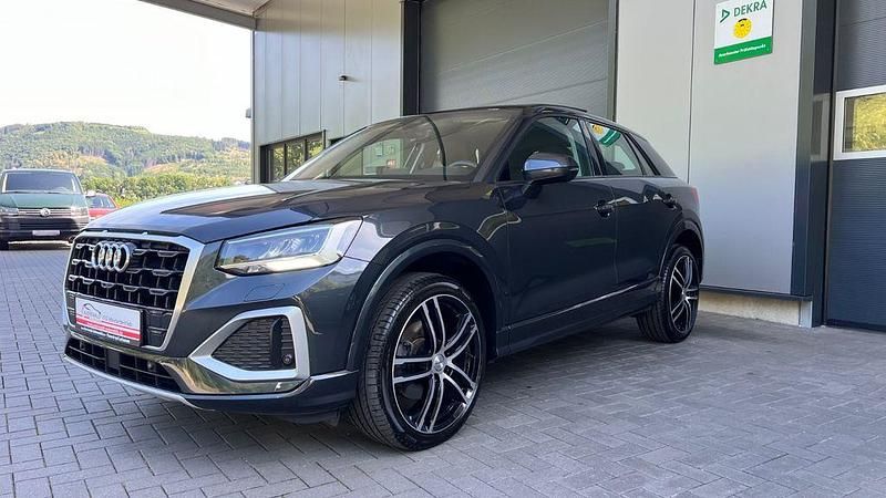 Grau Gebraucht 2021 Audi Q2 Advanced Plus SUV | 27.690 € (Fairer Preis) - Bild 1/4