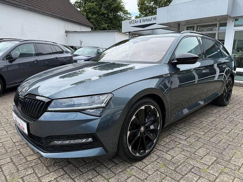 Grau Gebraucht 2022 Skoda Superb SportLine Kombi | 21.990 € (Fairer Preis) - Bild 1/4