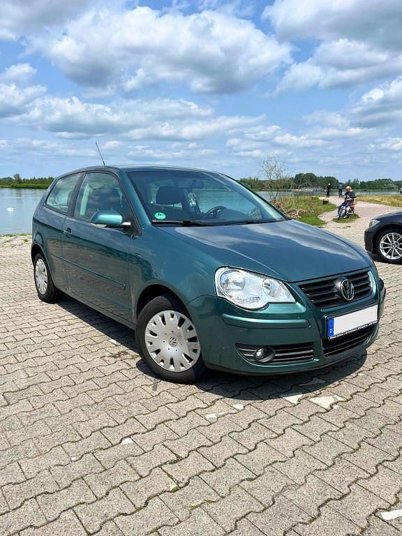 Grün Gebraucht 2005 VW Polo Trendline Limousine | 3.990 € (Etwas zu teuer) - Bild 1/4