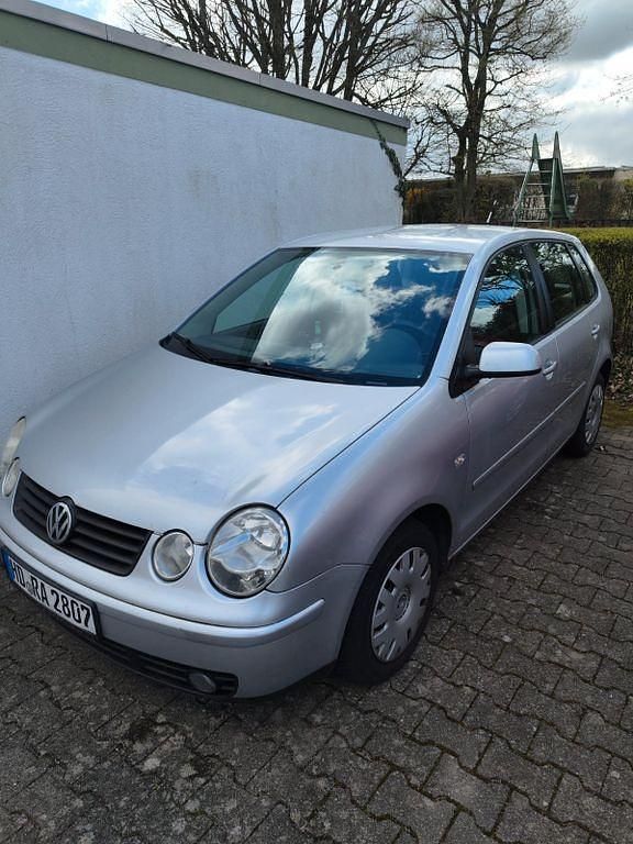 Gebraucht VW Polo Basis 75 PS (55 kW) 2004 Silber Kleinwagen