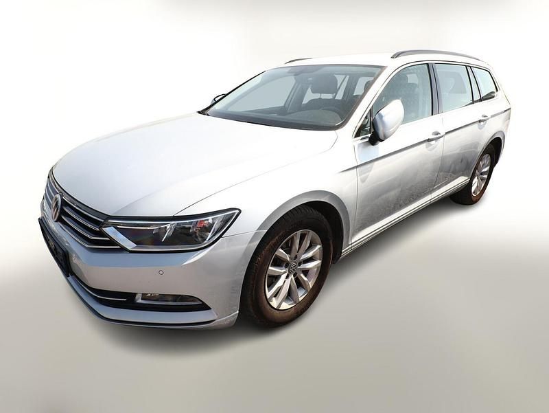 Reflexsilber metallic Gebraucht 2018 VW Passat Comfortline Kombi | 16.568 € (Etwas zu teuer) - Bild 1/4
