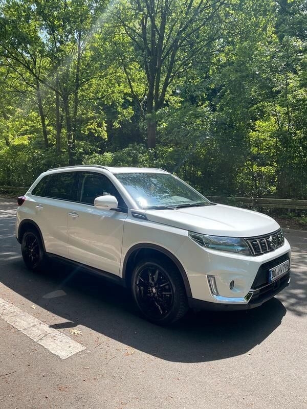 Weiß Gebraucht 2021 Suzuki Vitara Comfort+ SUV | 16.390 € (Guter Preis) - Bild 1/4