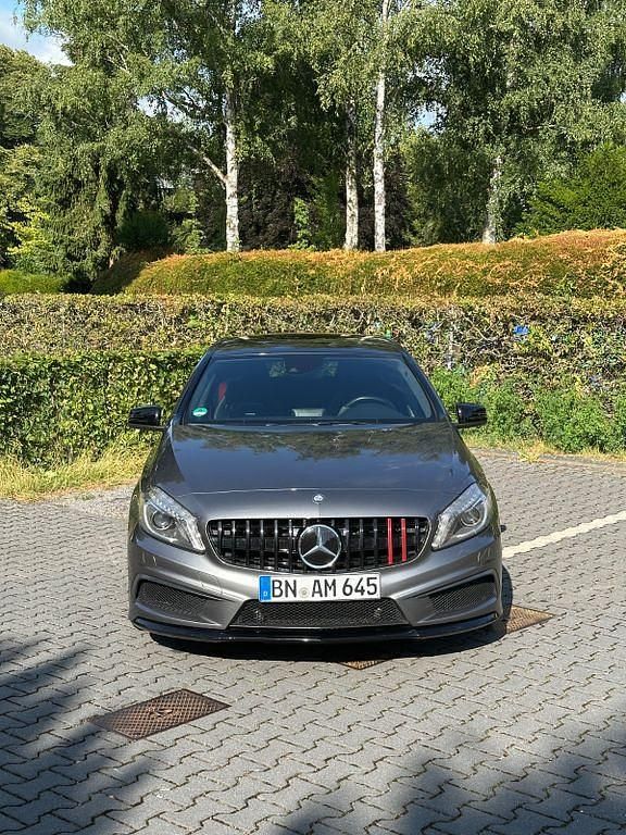 Grau Gebraucht 2014 Mercedes A45 AMG AMG Limousine | 22.999 € (Fairer Preis) - Bild 1/4