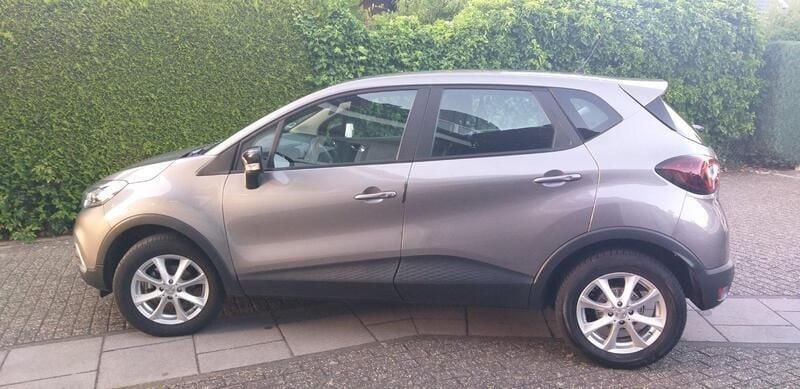 Grau Gebraucht 2017 Renault Captur Life SUV | 11.390 € (Fairer Preis) - Bild 1/4