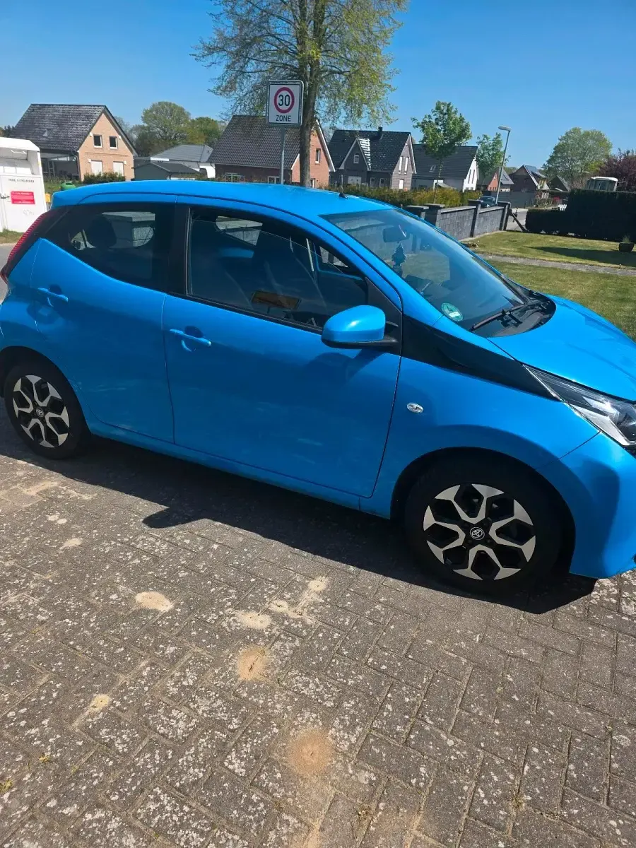 Używany Toyota Aygo 72 KM (52 kW) 2018 Niebieski Hatchback