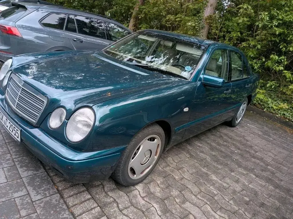 Brugt Mercedes E280 204 HK (150 kW) 1997 Grøn Sedan