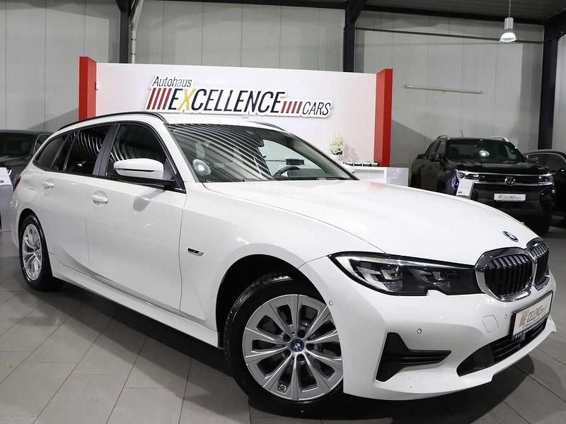 Gebraucht BMW 330e Advantage 292 PS (214 kW) 2022 Alpinweiss iii Kombi