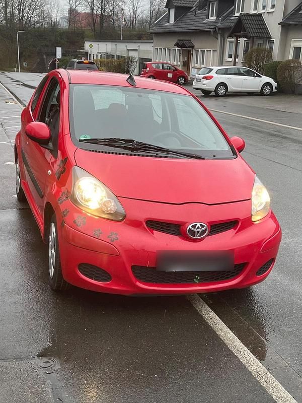 Gebraucht Toyota Aygo 68 PS (50 kW) 2009 Rot Kleinwagen