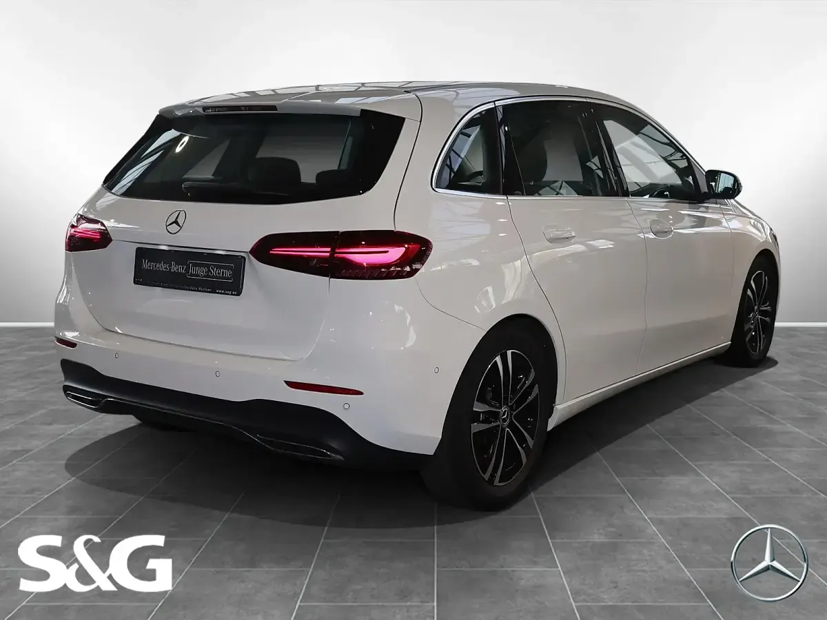 Gebraucht Mercedes B200 Progressive 163 PS (119 kW) 2024 Unilack polarweiß Van / Kleinbus