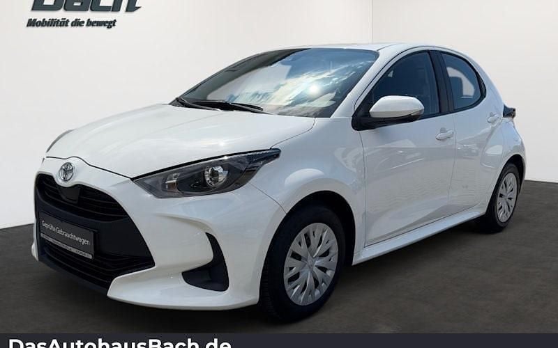 Weiß Gebraucht 2023 Toyota Yaris Comfort Limousine | 15.340 € (Fairer Preis) - Bild 1/4