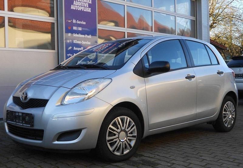 Gebraucht Toyota Yaris Cool 101 PS (74 kW) 2009 Silber Kleinwagen