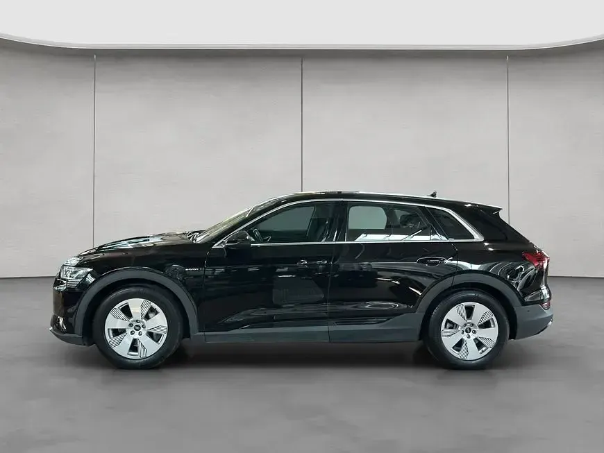 Gebraucht Audi e-tron Basis 230 kW (313 PS) 2022 Brillantschwarz SUV