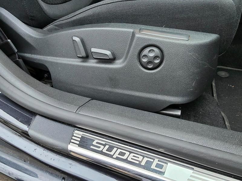 Gebraucht Skoda Superb 170 PS (125 kW) 2014 Schwarz Kombi